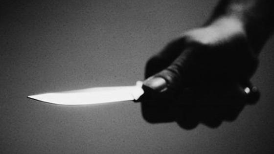 إقليم آسفي | مختل يغرس سكينا في ظهر امرأة ويطعن رجلا ويهاجم الناس بالشارع العام