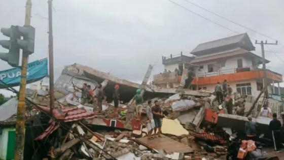 إندونيسيا | زلزال يضرب البلاد بقوة 6.2 درجات و يوقع عشرات القتلى ومئات الجرحى + صور