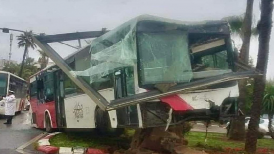 مكناس | إصطدام حافلة للنقل الحضري بمدارة يخلف 19 مصابا في صفوف الركاب + صور