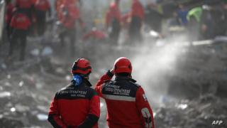 Rescue personnel search through the rubble of buildings at Bayrakli district in Izmir on November 3, 2020, as they look for survivors after a 7.0-magnitude earthquake struck Turkey and Greece on October 29. - A four-year-old girl was pulled from the rubble 91 hours early November 3, after a powerful earthquake hit western Turkey, killing more than 100 people, the local mayor and AFP reporters at the scene said. (Photo by OZAN KOSE / AFP)
