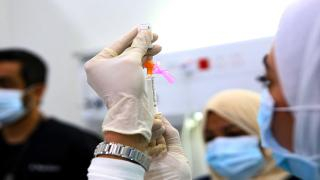 A medic prepares a Pfizer-BioTech COVID-19 vaccine injection at a vaccination centre set up in the Kuwait International Fairground in the capital Kuwait City, on December 24, 2020. - Some Gulf countries have started rolling out their vaccination programmes, with Kuwait and Oman announcing they will start inoculating people with the Pfizer-BioNTech vaccine today and December 27, respectively. (Photo by YASSER AL-ZAYYAT / AFP)
