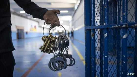 A guard carries keys and handcuffs at the prison of Kenitra, in the coastal city of the same name, near the Moroccan capital Rabat, on August 31, 2021. - After passing through the North African kingdom's Moussalaha ("Reconciliation") programme, some prisoners are hoping for a reprieve. The programme, launched in 2015 and led by Morocco's DGAPR prison service with several partner organisations, aims to help terror detainees who are willing to question their beliefs. (Photo by FADEL SENNA / AFP)