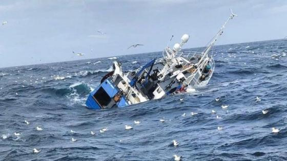 الذاخلة | غرق سفينة صيد يخلف 4 قتلى و6 مفقودين وإنقاذ 14 آخرين