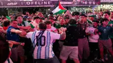 فوضى في “تايم سكوير” | عراك بين جماهير الجزائر والأرجنتين
