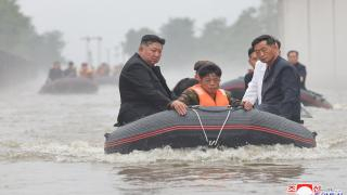 صورة بعدسة رويترز لكيم جونغ أون يتفقد المناطق المتضررة