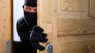 في ظرف قياسي | شرطة جرسيف تفك لغز سرقة 30 مليون من منزل وسط المدينة