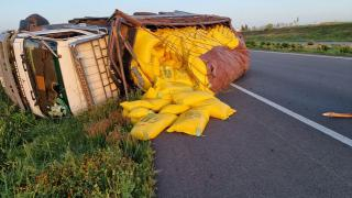 الطريق السيار فاس جرسيف | إنقلاب شاحنة محملة بكمية من أعلاف الدجاج + صور