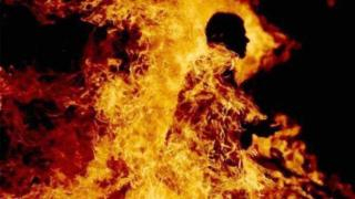 إثر خلاف عائلي | شاب يضرم النـ.ـار في جسده بالقصر الكبير