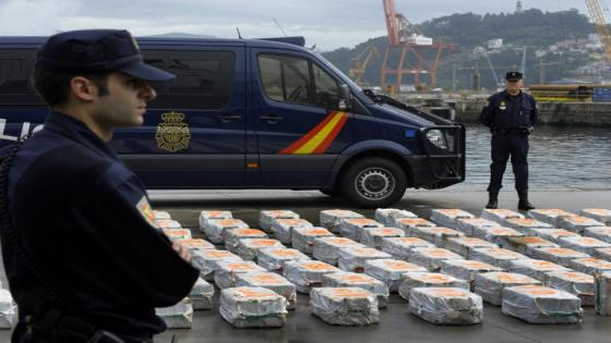 Policemen stand guard next to a part of seized drug packs on the vessel "riptide"at the port of Vigo, northwestern Spain, on June 13, 2013, Spanish police seized on May 31, 2013 a boat carrying three tonnes of cocaine in the Atlantic and arrested 21 people including the vessel's Korean captain and Indonesian crew. AFP PHOTO/ MIGUEL RIOPA / AFP PHOTO / MIGUEL RIOPA