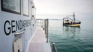 بعد أن تعطل محرك قاربهم | ركاب “قارب للهجرة السرية” يعتدون على صياد لسرقة محرك قاربه