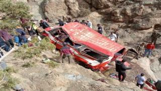 مأساة | 10 قتلى أغلبهم أساتذة وأطفال إثر إنقلاب سيارة للنقل المزدوج نواحي أزيلال + صور