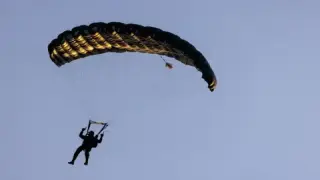 في سابقة من نوعها | مهاجر يدخل سبتة المحتلة بمظلة هوائية