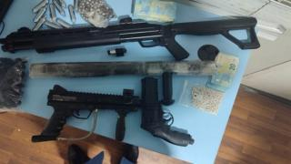 ميناء بني انصار | حجز مسدسين وبندقية ومئات الذخائر على متن سيارة قادمة من فرنسا