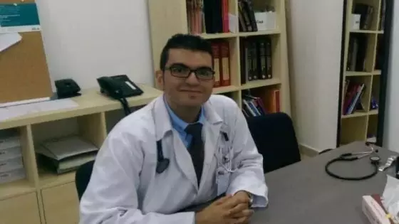 “إذا غادرت من يعالج المرضى؟” | آخر رسالة لطبيب رفض النزوح إلى جنوب غزة فقتله الإحتلال + فيديو