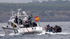 أبحروا من سواحل الحسيمة | البحرية الاسبانية تنقذ قاربا على متنه عدة مهاجرين قبالة سواحل موتريل