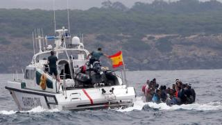 أبحروا من سواحل الحسيمة | البحرية الاسبانية تنقذ قاربا على متنه عدة مهاجرين قبالة سواحل موتريل