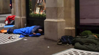 إسبانيا | مهاجر مغربي يضرم النار في ثلاثة متشردين بإستعمال مادة حارقة