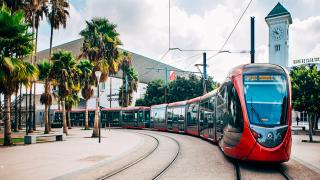 مستخدما مسدسا بلاستيكيا | شخص ينتحل صفة ضابط مخابرات لركوب “الطرامواي” مجانا