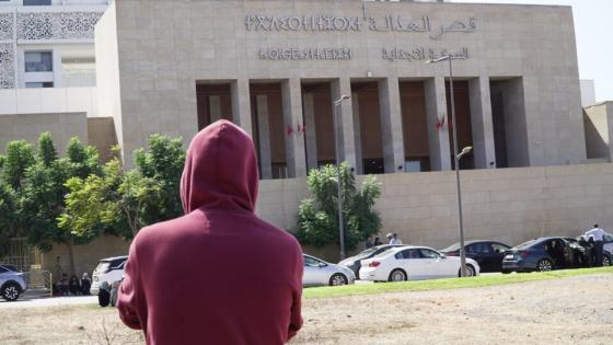 الرباط | شباب أمام القضاء بسبب شعارات الحرية والتعليم وفلسطين