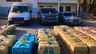 بتنسيق مع “الديستي” | حجز ثلاثة أطنان من الحشيش و أسلحة نارية و أعيرة و توقيف 07 أشخاص بالناظور + صور