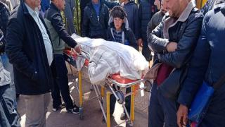 تاوريرت | عائلة تتجول بجثة إبنها في شوارع المدينة إحتجاجا على ” تماطل ” مسؤولي المستشفى + صور