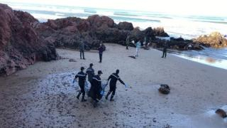 تاهُوا في البحر 10 أيام | شاطئ “كيلاطي” بالدريوش يلفظ جثة شاب وإثنين من رفاقه في حالة حرجة