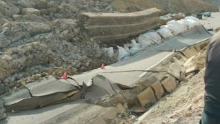 متسببا في توقف حركة السير | انهيار جبلي يدمر الطريق الرابط بين الحسيمة والجبهة 