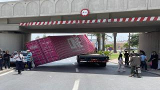 سلا | سقوط حاوية شحن على سيارة أجرة تقل 06 ركاب