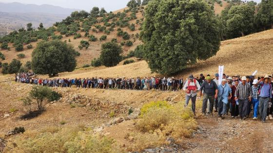 مسيرة بشرية ضخمة | ساكنة آيت بوكماز تسير نحو بني ملال رفضا للإقصاء والتهميش