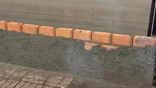 فيضانات القصر الكبير | حواجز إسمنتية لحماية المنازل والمحلات