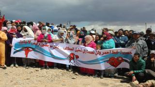 جرسيف | ساكنة حي حمرية تحتج من جديد رفضا لقرار إيواء أسرتين في بقعة واحدة وسط حضور أمني مكثف + فيديو