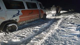 إقليم جرسيف | الثلوج تقطع الطريق بين “تامجيلت” و”بني بويلول” بجماعة بركين + صور