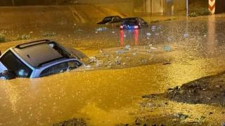 ليلة بيضاء بالعروي | سيول قوية تجتاح المدينة وتتسبب في خسائر مادية