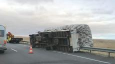 جرسيف | إنقلاب شاحنة بالطريق السيار بأمسون بسبب الرياح