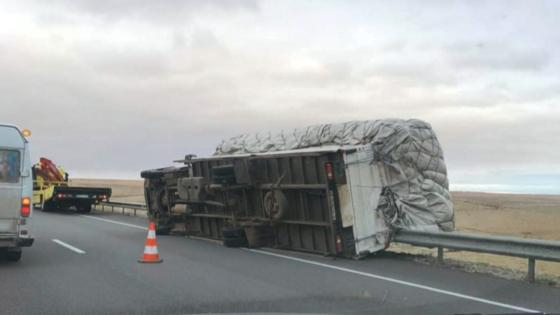 جرسيف | إنقلاب شاحنة بالطريق السيار بأمسون بسبب الرياح