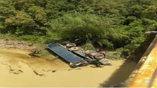 إقليم القنيطرة | سقوط شاحنة “رموك” من فوق قنطرة بوادي سبو