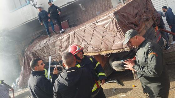 الفنيدق | قتيلان ومصابون بعد إصطدام شاحنة بسيارات ومقهى