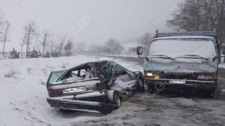 فاجعة | مصرع 03 أشخاص في إصطدام شاحنة بسيارة بمذخل مدينة إفران + صورة