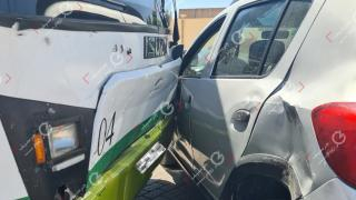 جرسيف | نقل سيدة للمستشفى بعد إصطدام بين حافلة للنقل الحضري و سيارة خاصة قرب ساحة 06 نونبر + صور