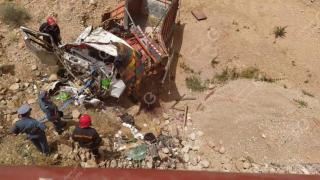 إقليم جرسيف | سقوط شاحنة من أعلى قنطرة بجماعة صاكة يخلف مصرع سائقها + صور