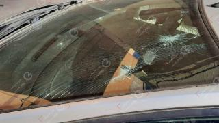 جرسيف | مختل يبث الرعب بنفوس ساكنة المصلى بعد تكسير سيارات وممتلكات خاصة وتعنيف نساء + صور