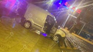 جرسيف | سائق في حالة غير طبيعية يقتحم بسيارته ساحة بئر أنزران ثم يلوذ بالفرار تاركا مرافقيه مصابين + صور