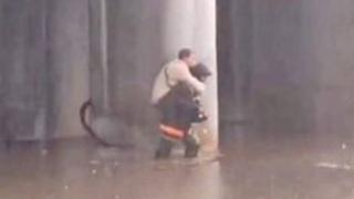 حديث الصورة | عنصر وقاية مدنية يحمل مواطنا مغربيا على ظهره تثير إعجاب المغاربة + فيديو