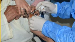 عملية التلقيح الوطنية | المغرب يقرر توسيع الفئات العمرية المستفيدة من لقاح “كورونا”