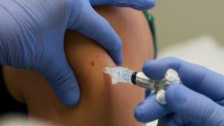 إقليم إنزكان | توقيف سيدة حاولت الإستفادة من لقاح كورونا منتحلة صفة والدتها المتوفاة