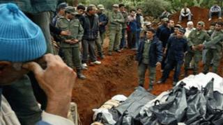 24 فبراير 2021 | 17 سنة على زلزال الحسيمة المدمر و الذي أودى بحياة أكثر من 600 قتيل + فيديو