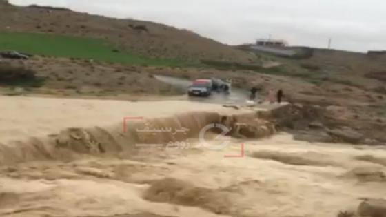جرسيف | وادي ” امحند” يقطع الطريق بين دوارين بالنفوذ الترابي لجماعة راس لقصر + فيديو