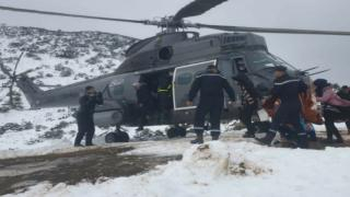 تازة | مروحية الدرك الملكي تُنقذ سيدة حامل لتوأم وسط الثلوج