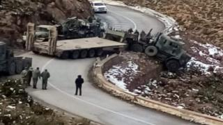 ميدلت | إستنفار إثر إنقلاب شاحنة عسكرية و توقف السير لـ10 ساعات و عامل الإقليم يعلق قرار الإغلاق الليلي + صور