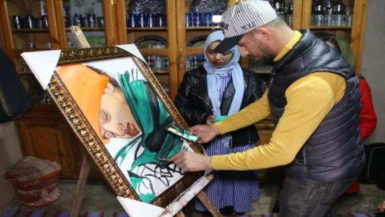 تاوريرت | الفنان عبد القادر بلبشير يبدع في رسم الطفلة إكرام التي تحتاج لعملية زرع النخاع الشوكي + فيديو